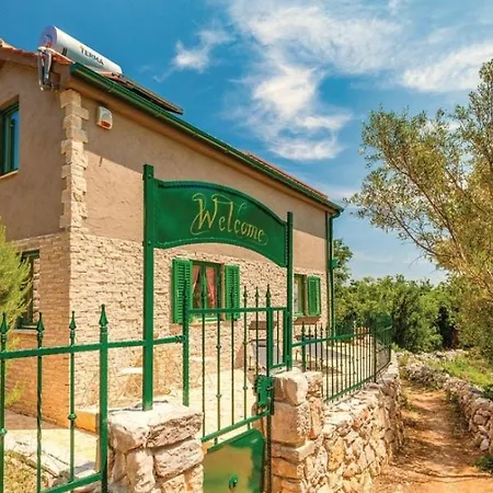 Ruby Beachfront By Guide Villa