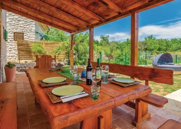 Ruby Beachfront By Guide Villa