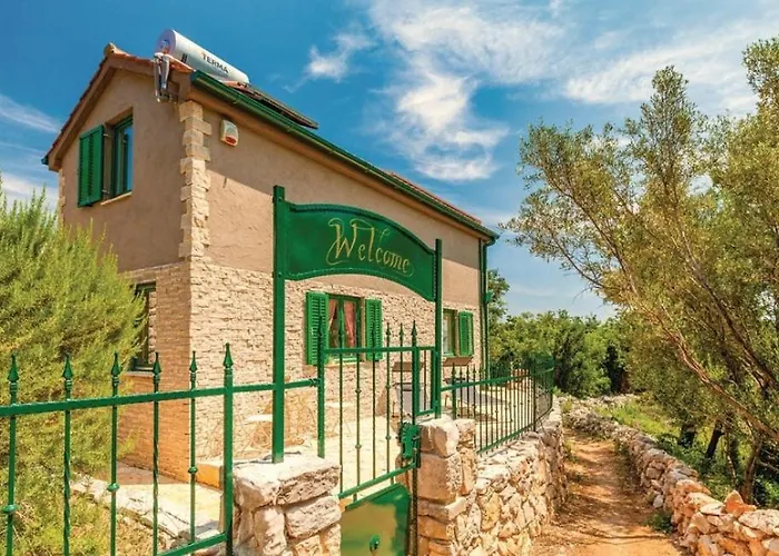 Ruby Beachfront By Guide Villa